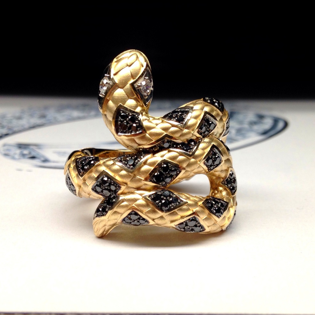Кольцо RINGGOLD в форме змеи. Желтое золото 750 пробы, черные и белые бриллианты