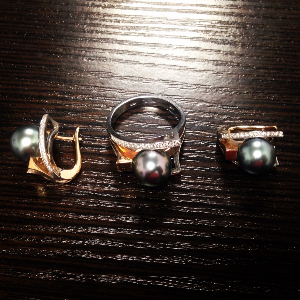 Гарнитур: кольцо и серьги из золота с черным жемчугом и бриллиантами