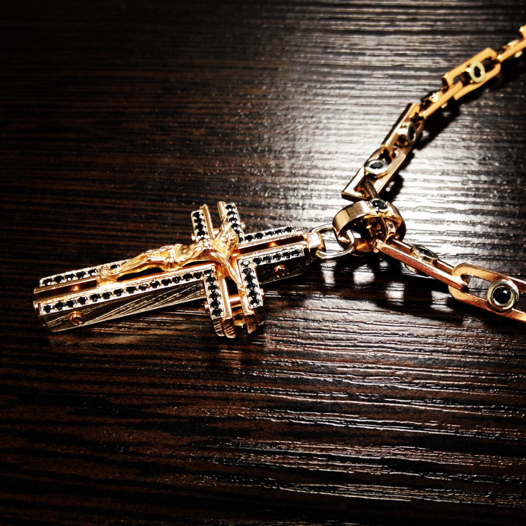 Золотой крест с черными бриллиантами